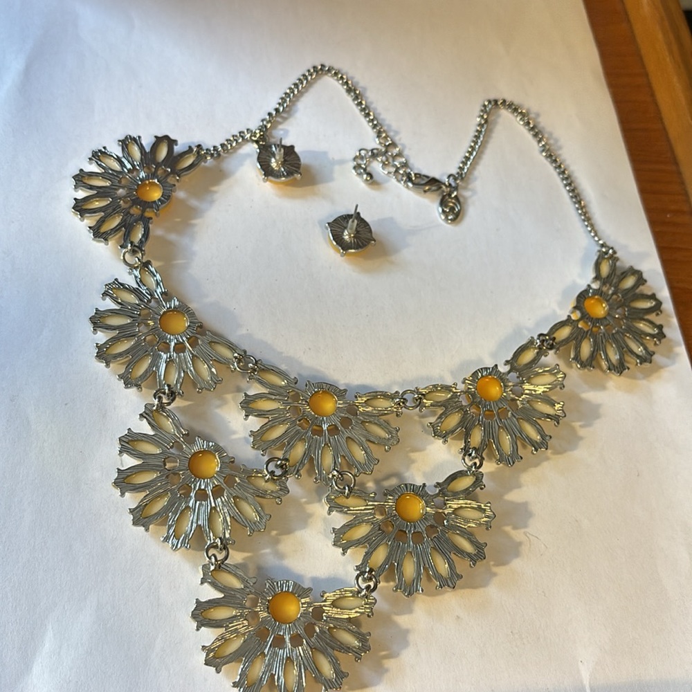 Charming Charlie Statement Necklace yellow Daisy design with matching earrings - Picture 4 of 4